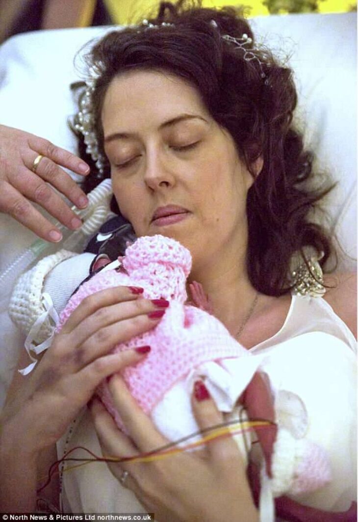 Αληθινή ιστορία: Καρκινοπαθής μητέρα άντεξε μέχρι να γεννήσει το μωρό της και λίγες μέρες μετά πέθανε στην αγκαλιά του άντρα της