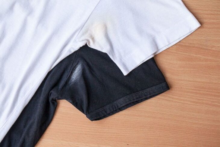 Μην πετάτε τα ρούχα σας: Σας έχει κάνει το αποσμητικό λευκά σημάδια; Αυτοί είναι οι 7 τρόποι για να τα καθαρίσετε αποτελεσματικά