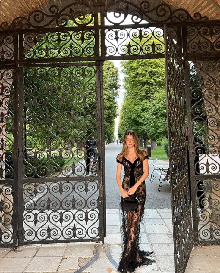 Εμφάνιση που κόβει την ανάσα: Supermodel η Αμαλία Κωστοπούλου με διάφανο φόρεμα σε χλιδάτο πάρτι αρραβώνων στο Βουκουρέστι