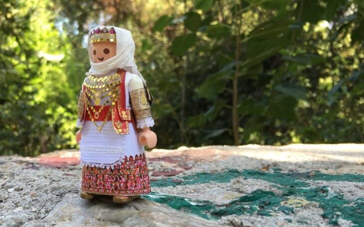 Πέτρος Καμινιώτης: Αυτός ο 19χρονος Έλληνας ντύνει φιγούρες Playmobil με παραδοσιακές ελληνικές φορεσιές.