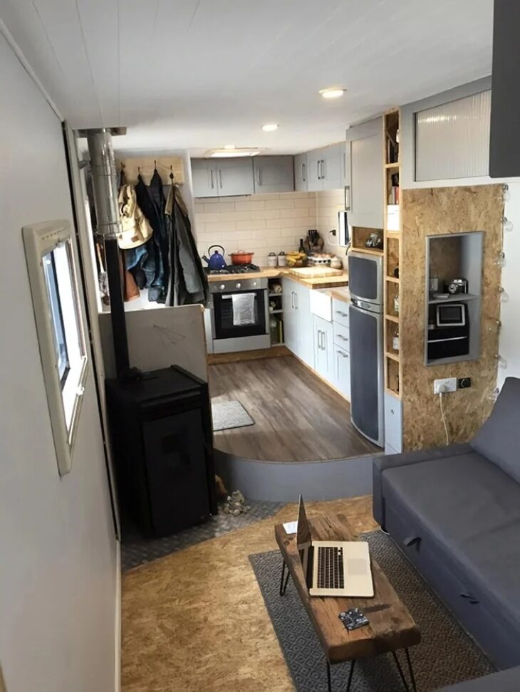 Ονειρικό σπίτι μόνο με 4.000ευρώ: Ζευγάρι αγόρασε παλιό φορτηγό, το μεταμόρφωσε σε κινητό σπίτι και το εσωτερικό του εντυπωσιάζει