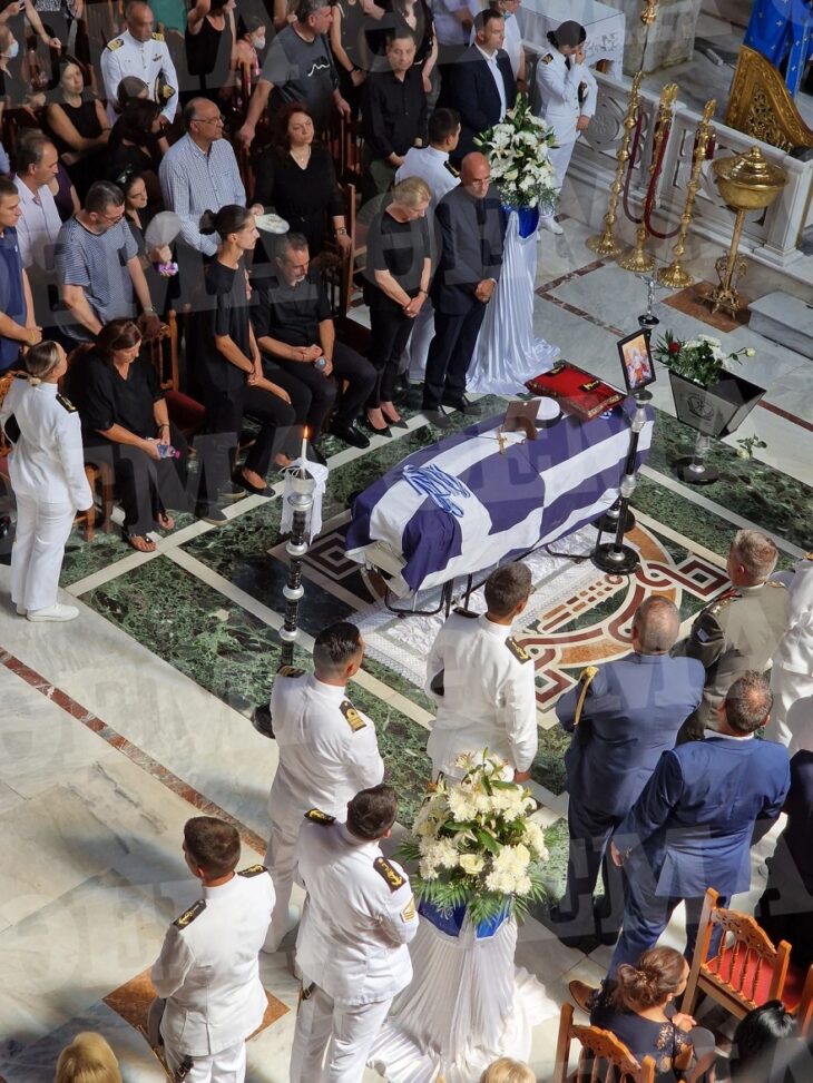 Τσακίζει κόκκαλα η κηδεία της 19χρονης Θάλειας στη Λάρισα: Σε κλίμα οδύνης και με τιμές από άγημα του Πολεμικού Ναυτικού
