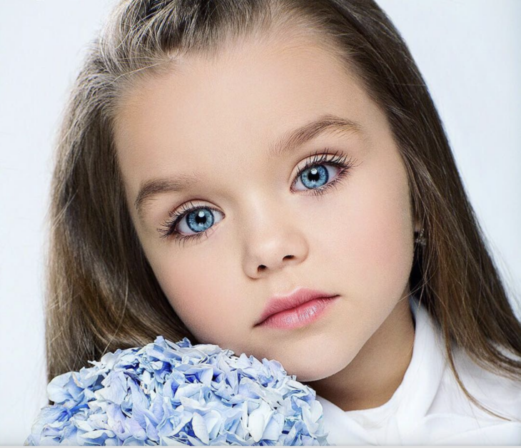 6χρονη από τη Pωσία που θεωρείται το πιο όμορφο κορίτσι στον κόσμο και εντυπωσιάζει με την ομορφιά της