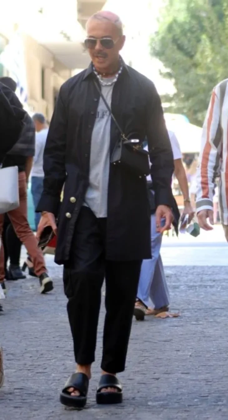Όλοι κοιτούσαν το μανικιούρ του: Οι παπαράτσι έπιασαν τον Λάκη Γαβαλά στο κέντρο της Αθήνας με παντόφλες και χαλαρή εμφάνιση