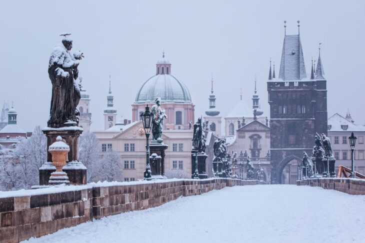 Σαν να βγήκε από χειμωνιάτικο παραμύθι: Γιατί η Πράγα τον χειμώνα είναι η πιο όμορφη πόλη της Ευρώπης