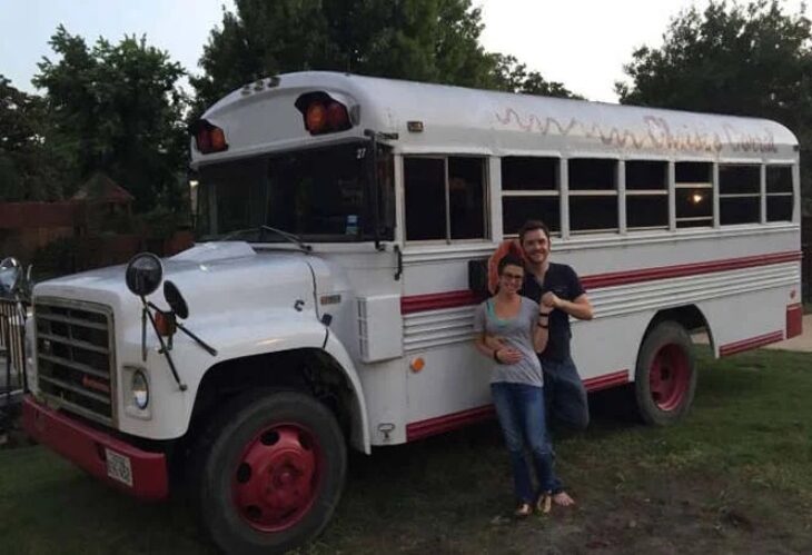 Παλιό λεωφορείο με κόστος 1.000€ μεταμορφώθηκε σε… σπίτι: Δείτε το υπέροχο εσωτερικό του και την όμορφη διακόσμηση