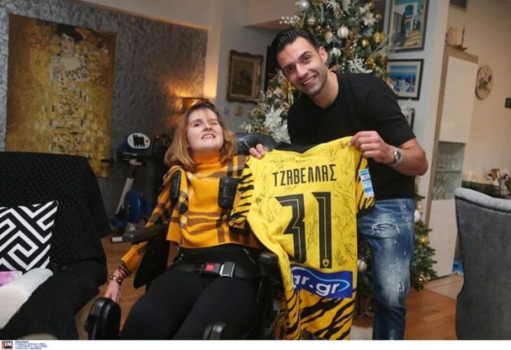Η όμορφη πρωτοβουλία της ΑΕΚ: Ο Γιώργος Τζαβέλλας επισκέφθηκε τη Μυρτώ στο σπίτι της και της παρέδωσε φανέλα με τις υπογραφές όλων των παικτών