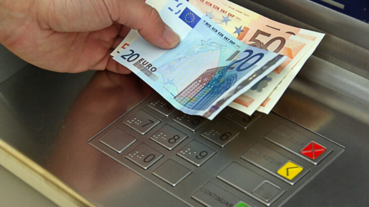 «Ανάσα» για εκατομμύρια πολίτες: Επιδόματα έως και 800 ευρώ στους λογαριασμούς των δικαιούχων