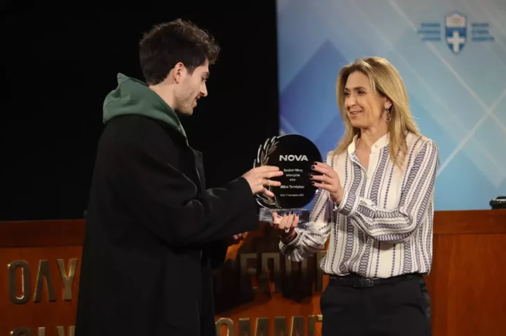 Μοναδικός Μίλτος Τεντόγλου: Εμφανίστηκε με φούτερ για να πάρει βραβείο και τον παρακάλαγαν να μη φύγει από τη τελετή