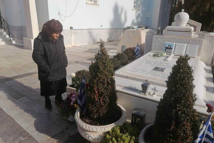 Είτε με χιόνια είτε με καύσωνα: Εδώ και 15 χρόνια αυτή η γυναίκα φροντίζει καθημερινά τον τάφο του Αρχιεπισκόπου Χριστόδουλου