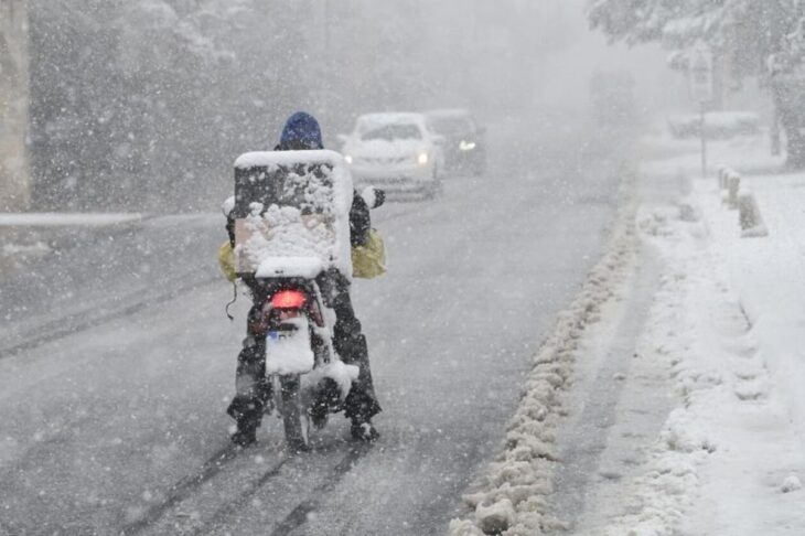 Κακοκαιρία Μπάρμπαρα: Η συγκλονιστική στιγμή που ντελιβεράς δίνει «μάχη» με τα χιόνια