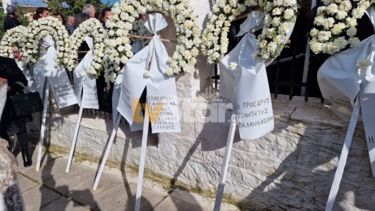 Η Ελλάδα θρηνεί για την Ελπίδα: Μοίρασαν μπομπονιέρες στην κηδεία της ψάλλοντας το Χριστός Ανέστη
