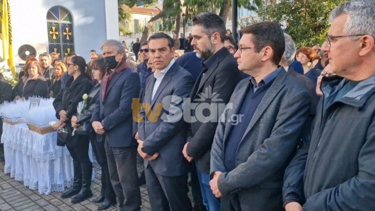 Η Ελλάδα θρηνεί για την Ελπίδα: Μοίρασαν μπομπονιέρες στην κηδεία της ψάλλοντας το Χριστός Ανέστη