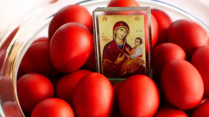Από τα πιο μεγάλα έθιμα του Πάσχα: Ο λόγος που σήμερα βάφουμε κόκκινα τα αυγά