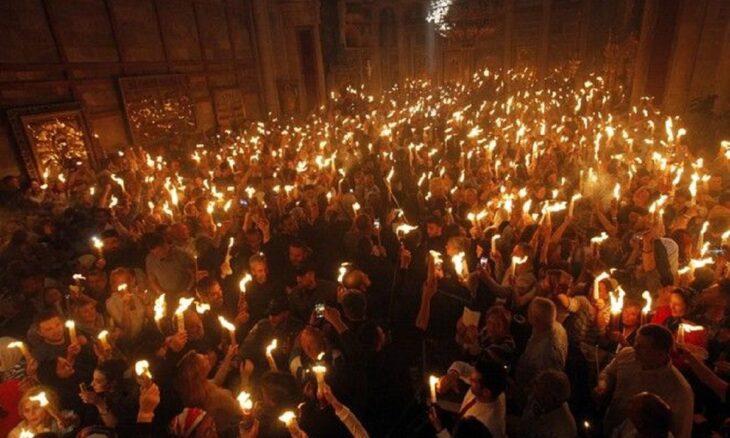 Από τον Πανάγιο Τάφο: Το Άγιο Φως φτάνει στην Αθήνα το απόγευμα από τα Ιεροσόλυμα