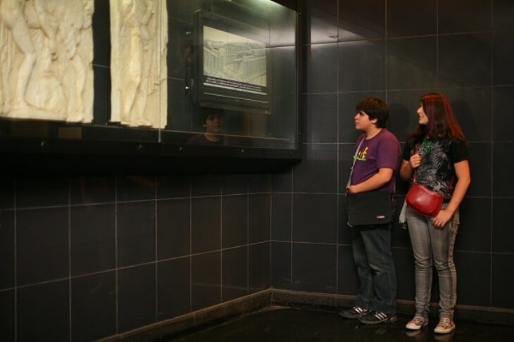 Άρωμα Ελλάδας στο Σαντιάγκο: Ο σταθμός μετρό στη Χιλή που ονομάζεται Grecia και είναι γεμάτος Αρχαία έργα τέχνης